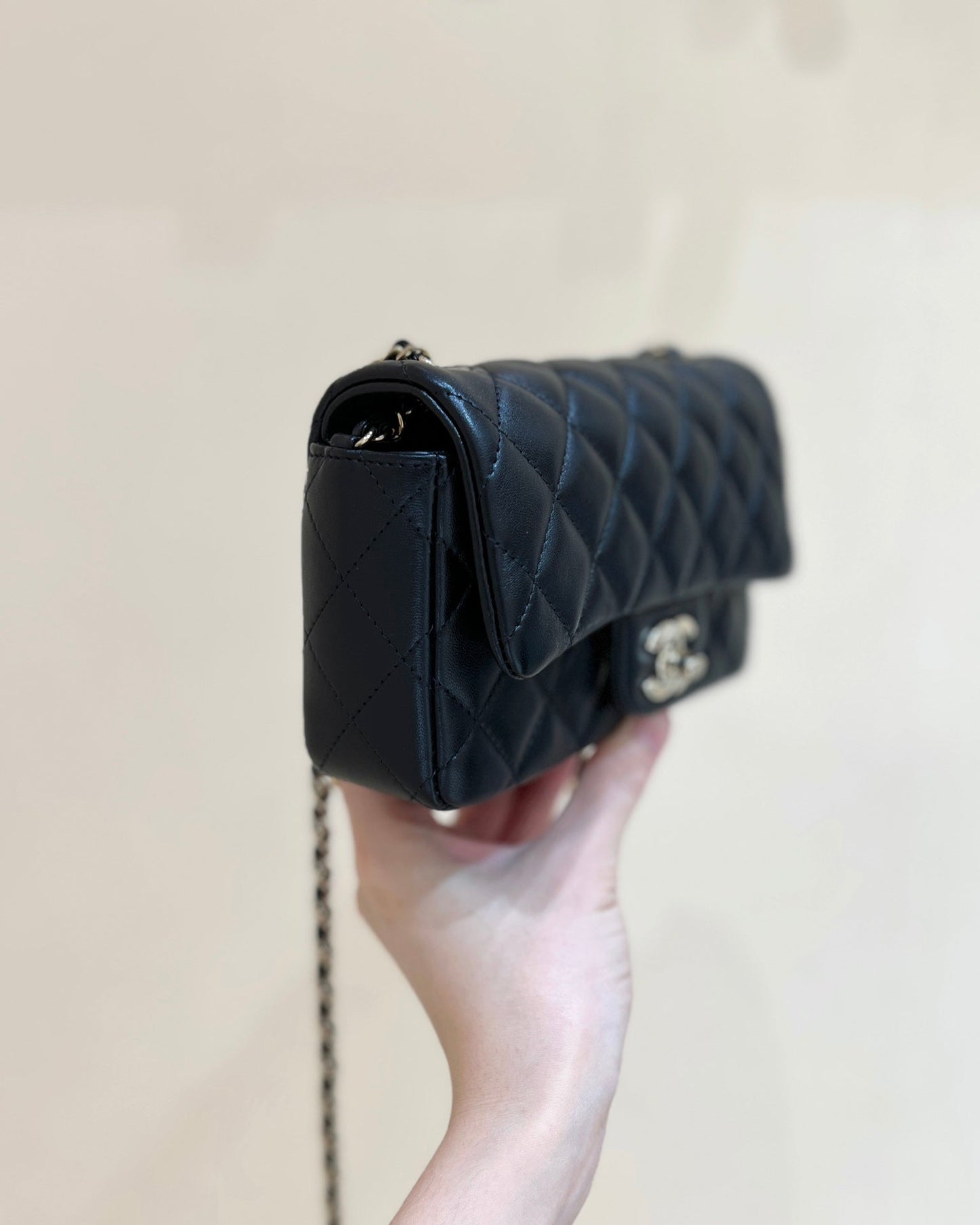 CC 24K ミニフラップバッグ 18cm ブラック ラムスキン ゴールド金具