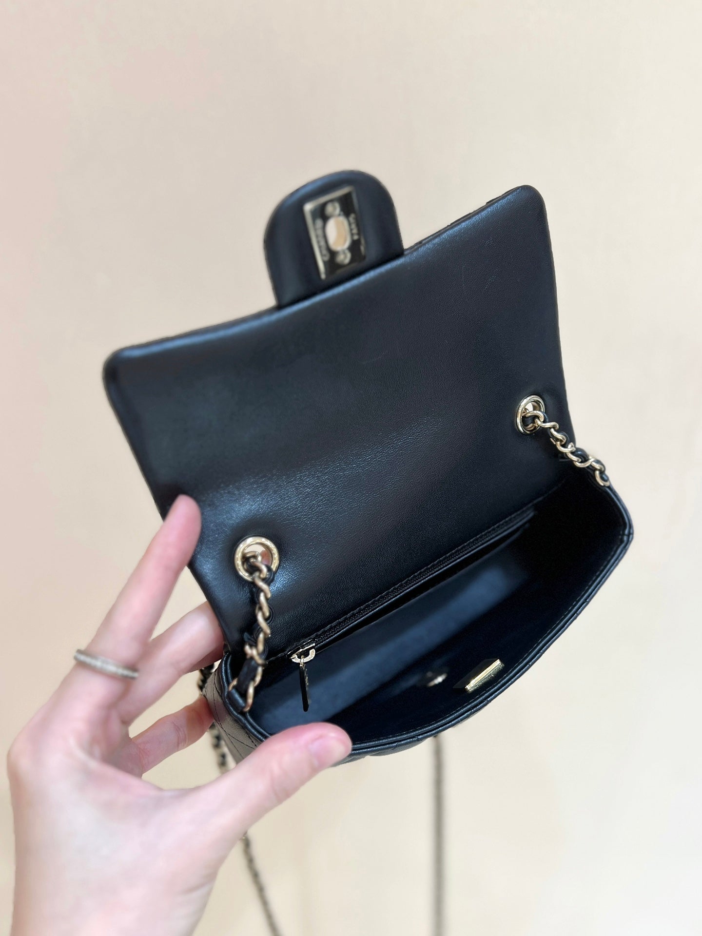 CC 24K ミニフラップバッグ 18cm ブラック ラムスキン ゴールド金具