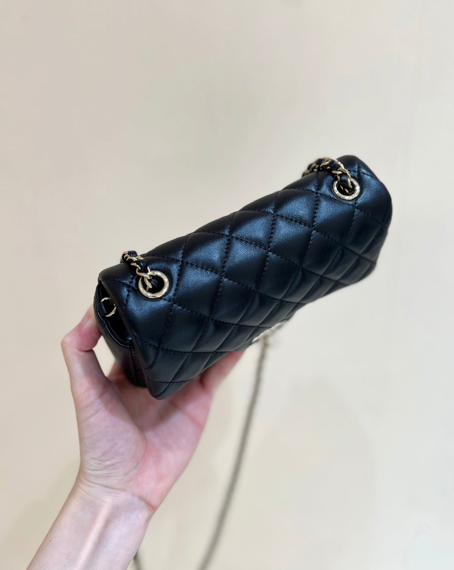 CC 24K ミニフラップバッグ 18cm ブラック ラムスキン ゴールド金具
