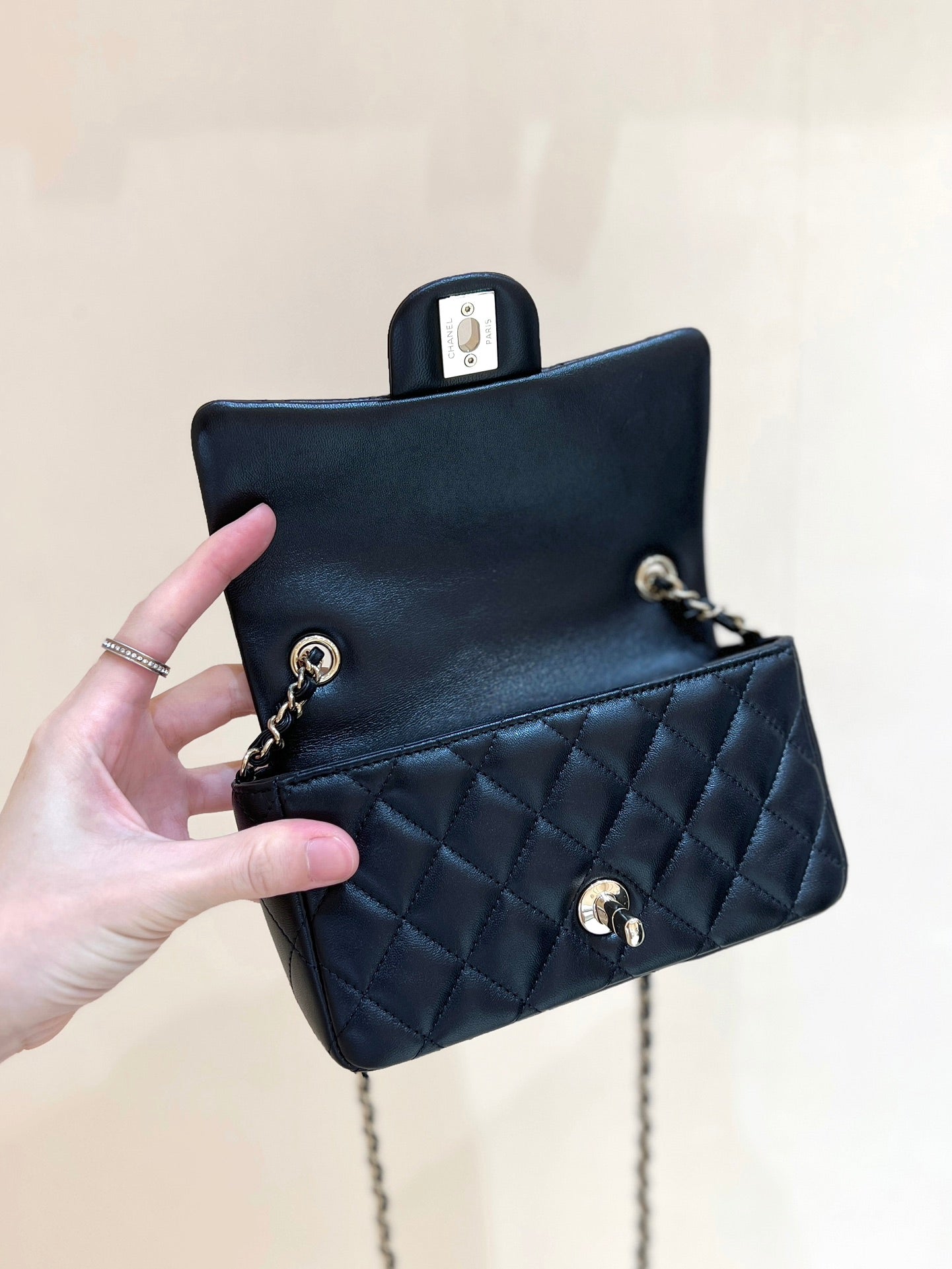CC 24K ミニフラップバッグ 18cm ブラック ラムスキン ゴールド金具