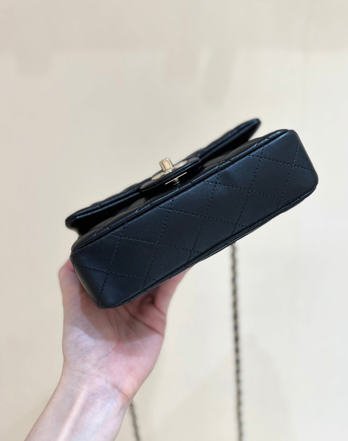 CC 24K ミニフラップバッグ 18cm ブラック ラムスキン ゴールド金具