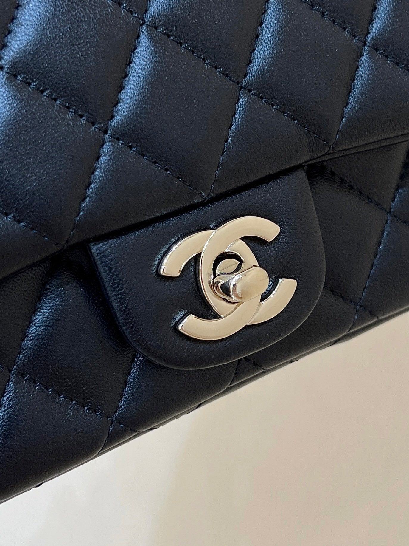 CC 24K ミニフラップバッグ 18cm ブラック ラムスキン シルバー金具