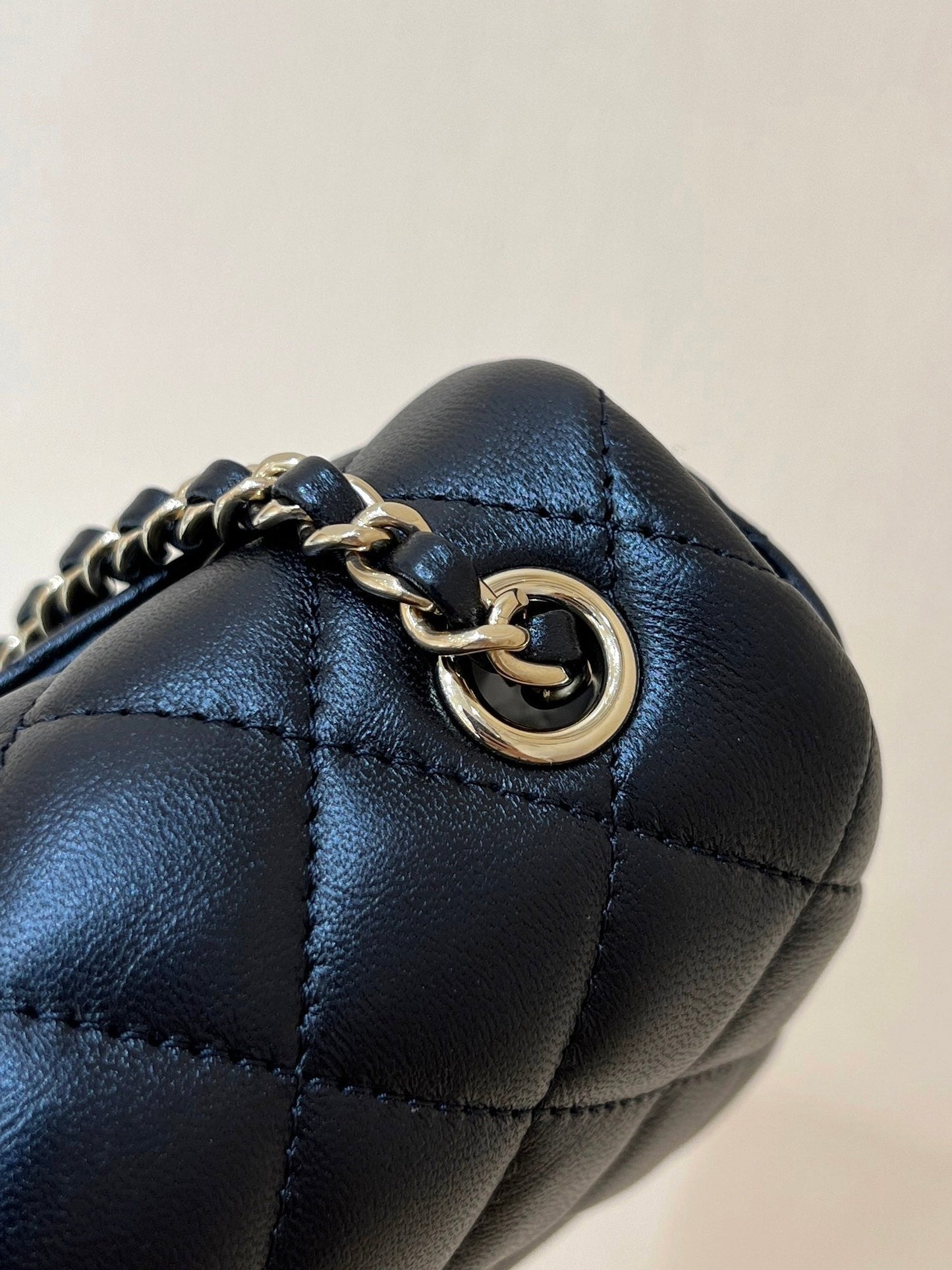CC 24K ミニフラップバッグ 18cm ブラック ラムスキン シルバー金具
