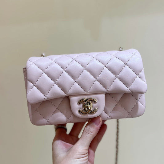 Mini sac à rabat CC 24 carats 18 cm en cuir d'agneau rose clair et accessoires dorés