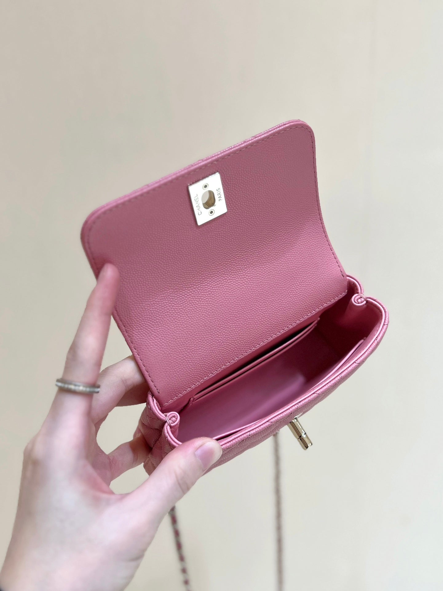 CC 24K Coco Hanle Nano 18 cm Cuir de veau grainé rose Quincaillerie dorée