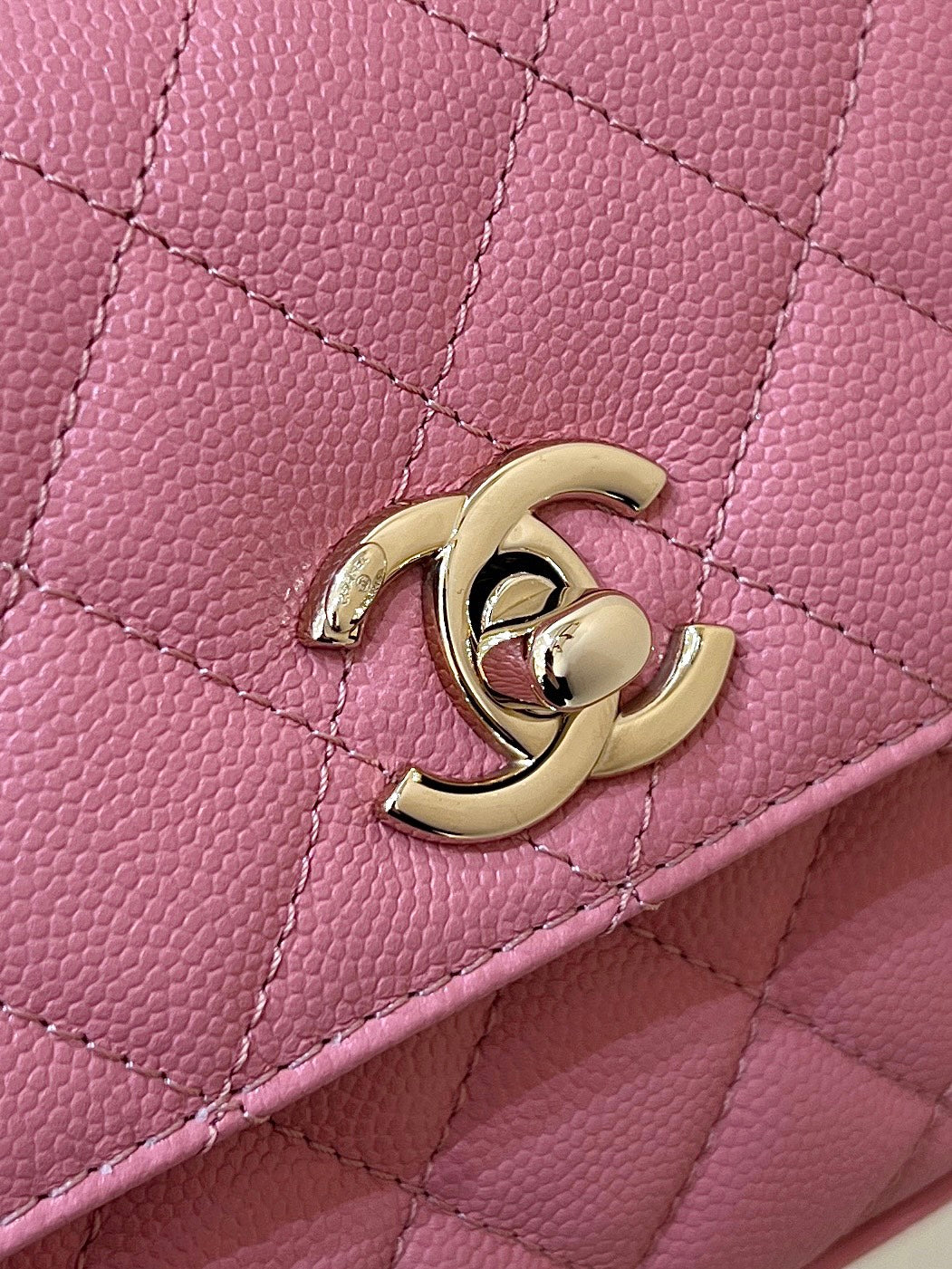 CC 24K Coco Hanle Nano 18 cm Cuir de veau grainé rose Quincaillerie dorée