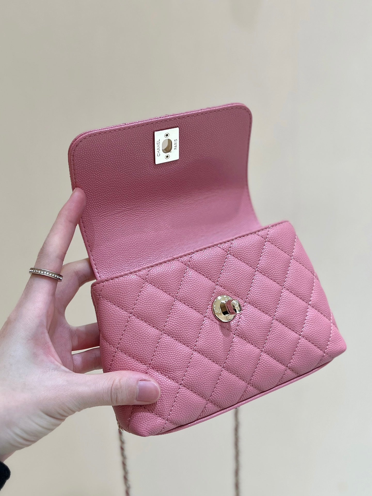CC 24K Coco Hanle Nano 18 cm Cuir de veau grainé rose Quincaillerie dorée