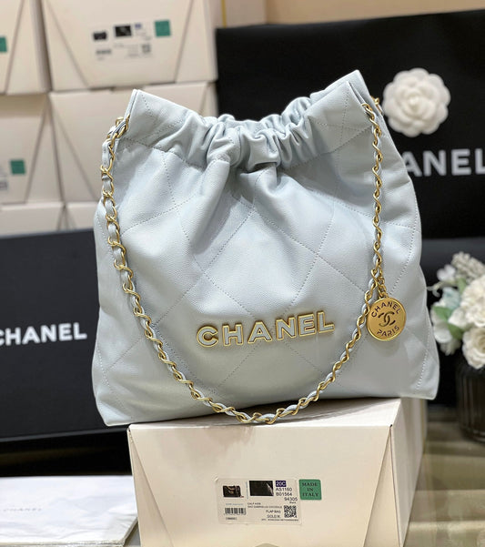 Sac Hobo CC 24K 22 en cuir de veau grainé bleu nuage