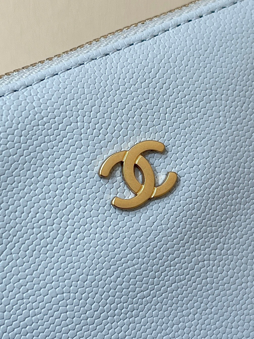 Sac Hobo CC 24K 22 en cuir de veau grainé bleu nuage