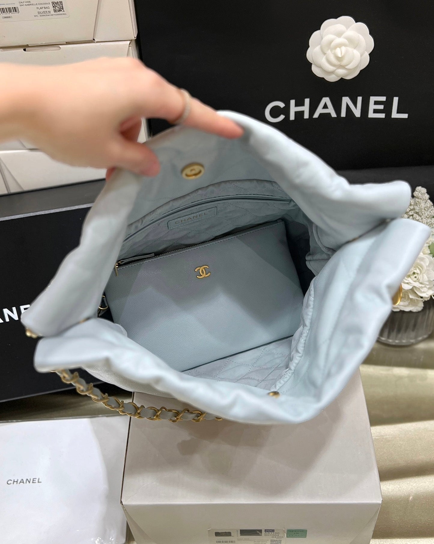 Sac Hobo CC 24K 22 en cuir de veau grainé bleu nuage