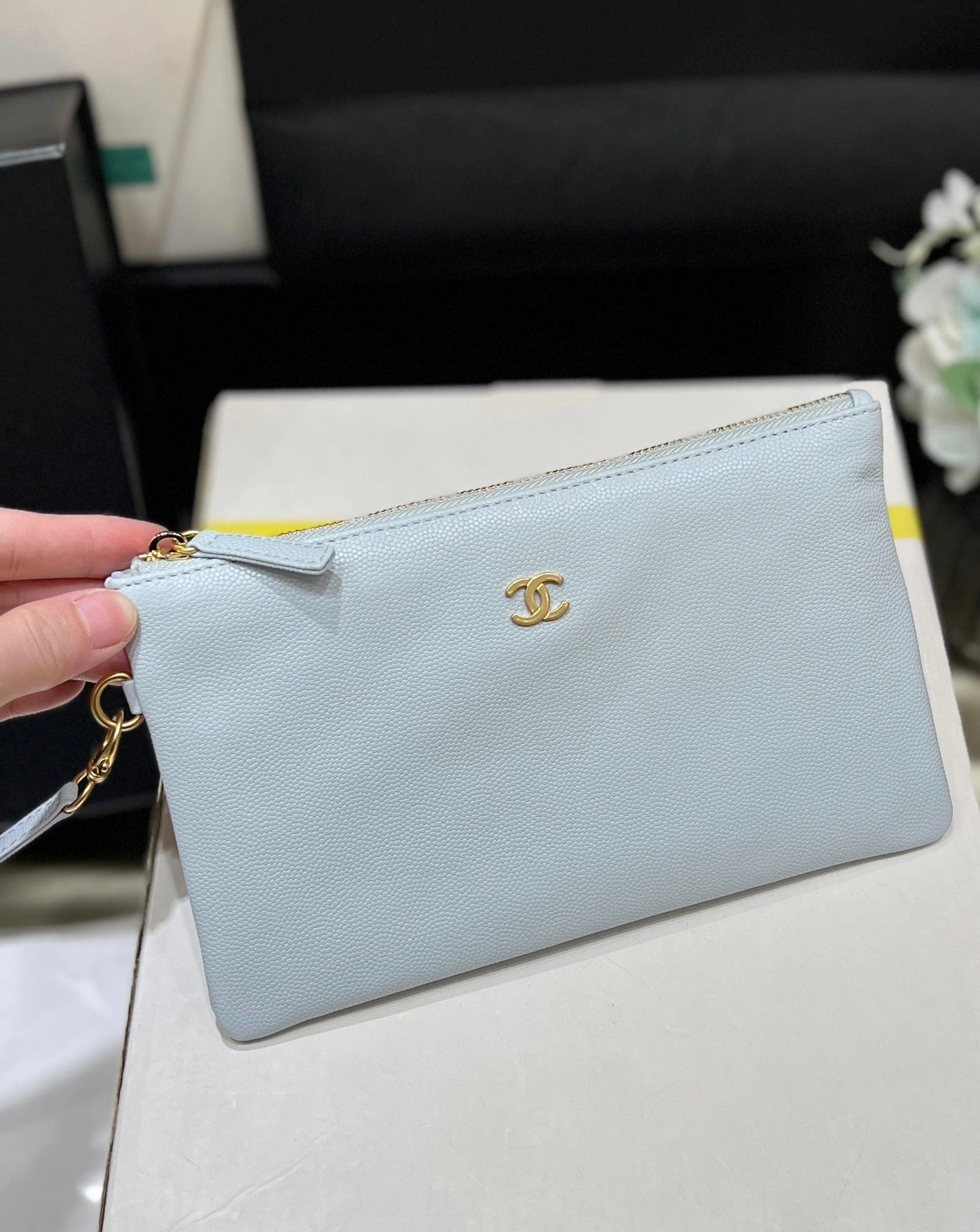 Sac Hobo CC 24K 22 en cuir de veau grainé bleu nuage