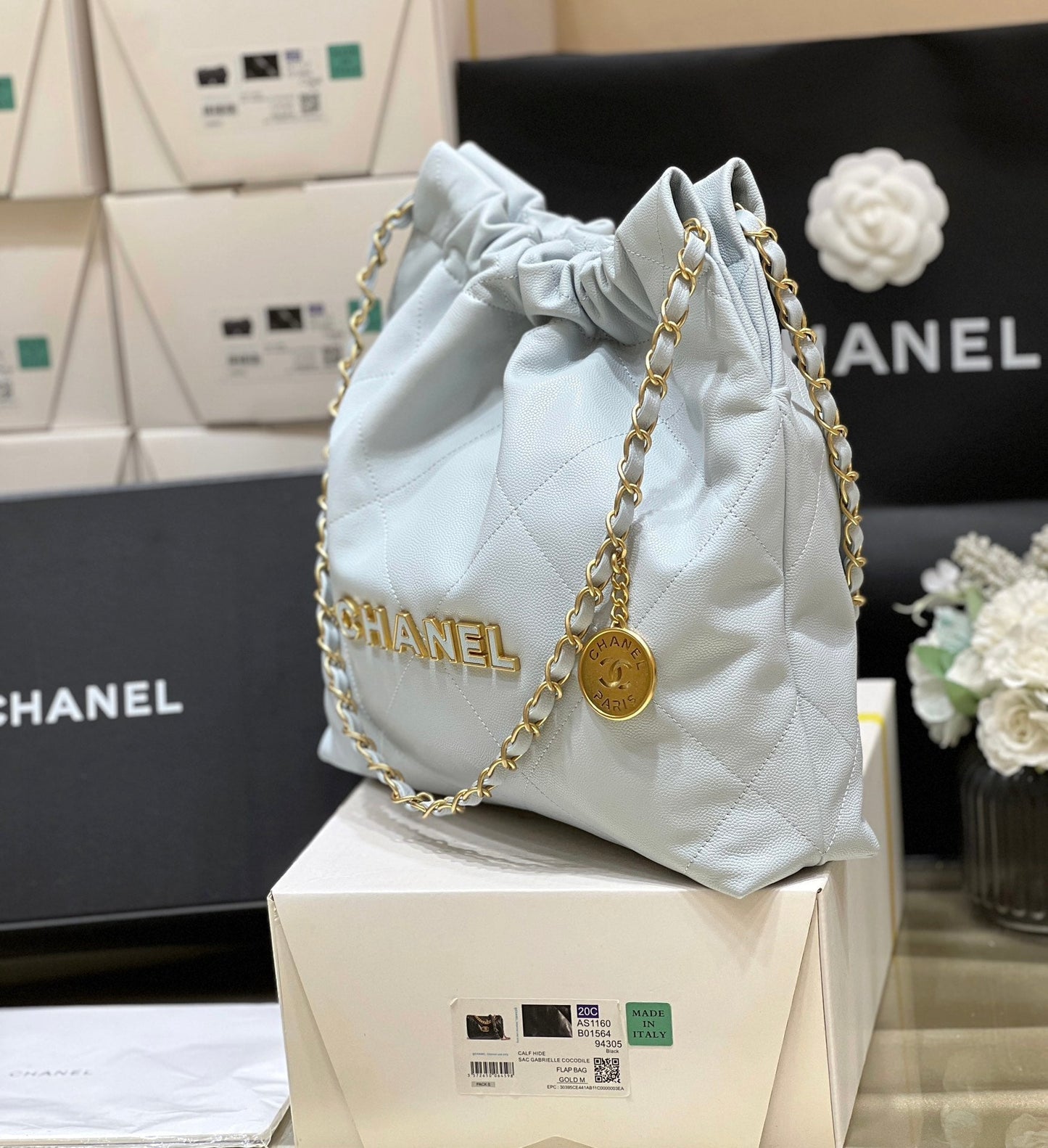 Sac Hobo CC 24K 22 en cuir de veau grainé bleu nuage