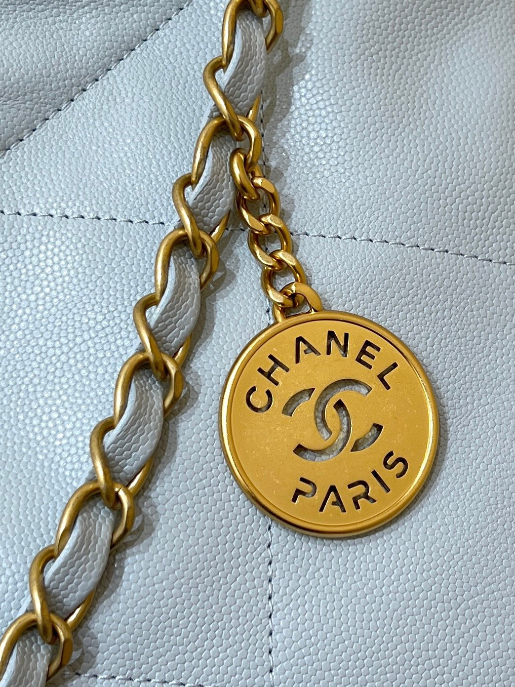 Sac Hobo CC 24K 22 en cuir de veau grainé bleu nuage