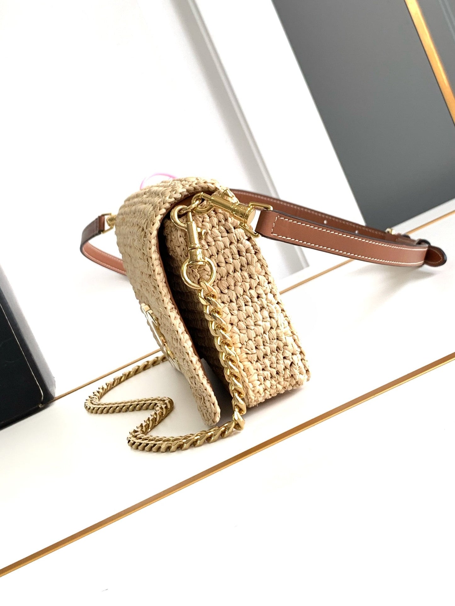Celin Multipochette 23 en cuir de veau beige avec garnitures en raphia