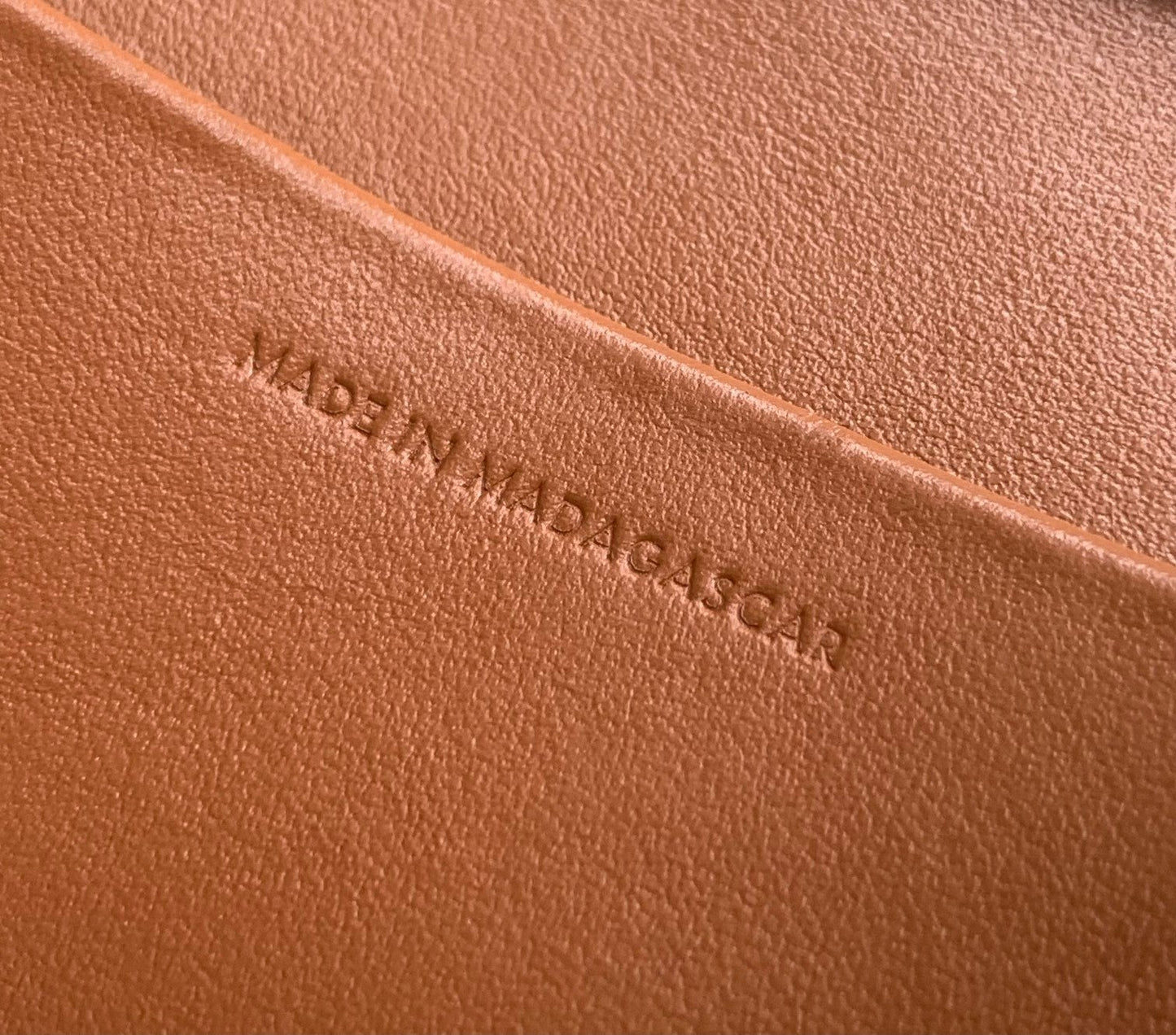 Celin Multipochette 23 en cuir de veau beige avec garnitures en raphia