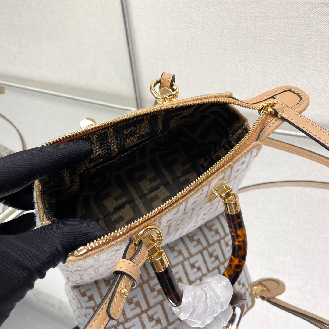 BY THE WAY MINI 18 EN LAINE BLANCHE ET GARNITURE EN CUIR DE VEAU RAPHIA MARRON CAMEL