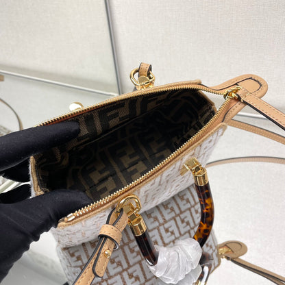 BY THE WAY MINI 18 EN LAINE BLANCHE ET GARNITURE EN CUIR DE VEAU RAPHIA MARRON CAMEL