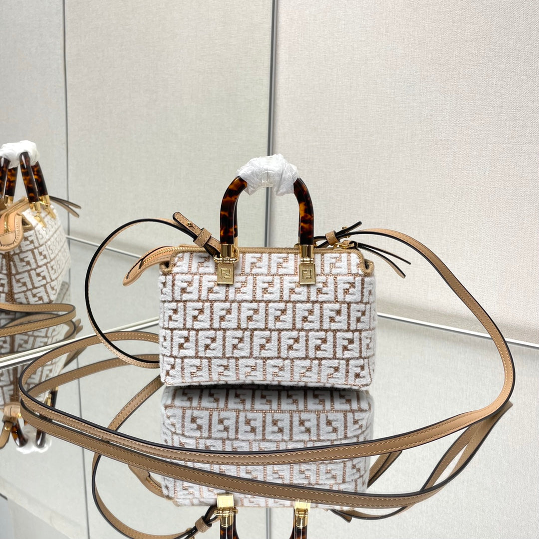 BY THE WAY MINI 18 EN LAINE BLANCHE ET GARNITURE EN CUIR DE VEAU RAPHIA MARRON CAMEL