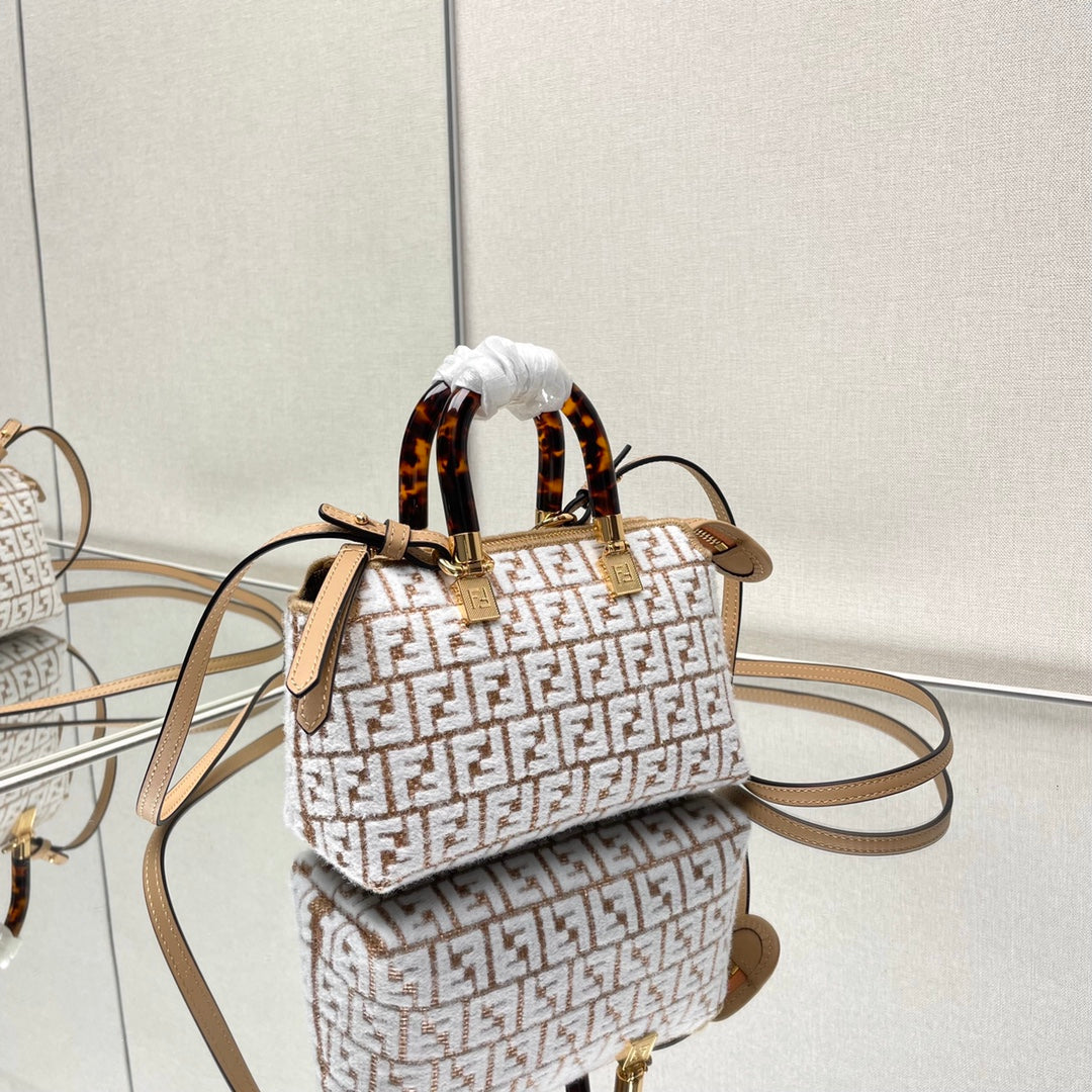 BY THE WAY MINI 18 EN LAINE BLANCHE ET GARNITURE EN CUIR DE VEAU RAPHIA MARRON CAMEL