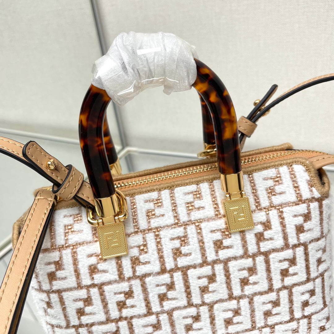 BY THE WAY MINI 18 EN LAINE BLANCHE ET GARNITURE EN CUIR DE VEAU RAPHIA MARRON CAMEL