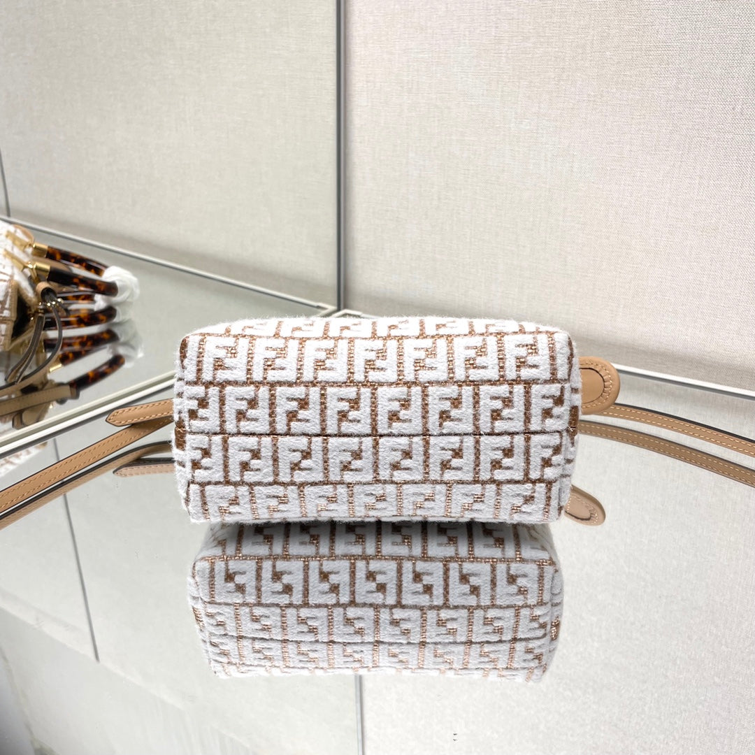 BY THE WAY MINI 18 EN LAINE BLANCHE ET GARNITURE EN CUIR DE VEAU RAPHIA MARRON CAMEL