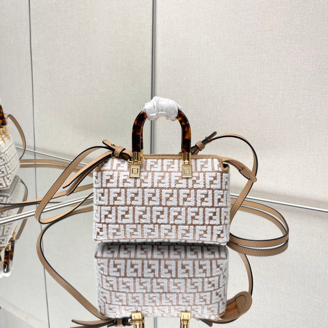 BY THE WAY MINI 18 EN LAINE BLANCHE ET GARNITURE EN CUIR DE VEAU RAPHIA MARRON CAMEL