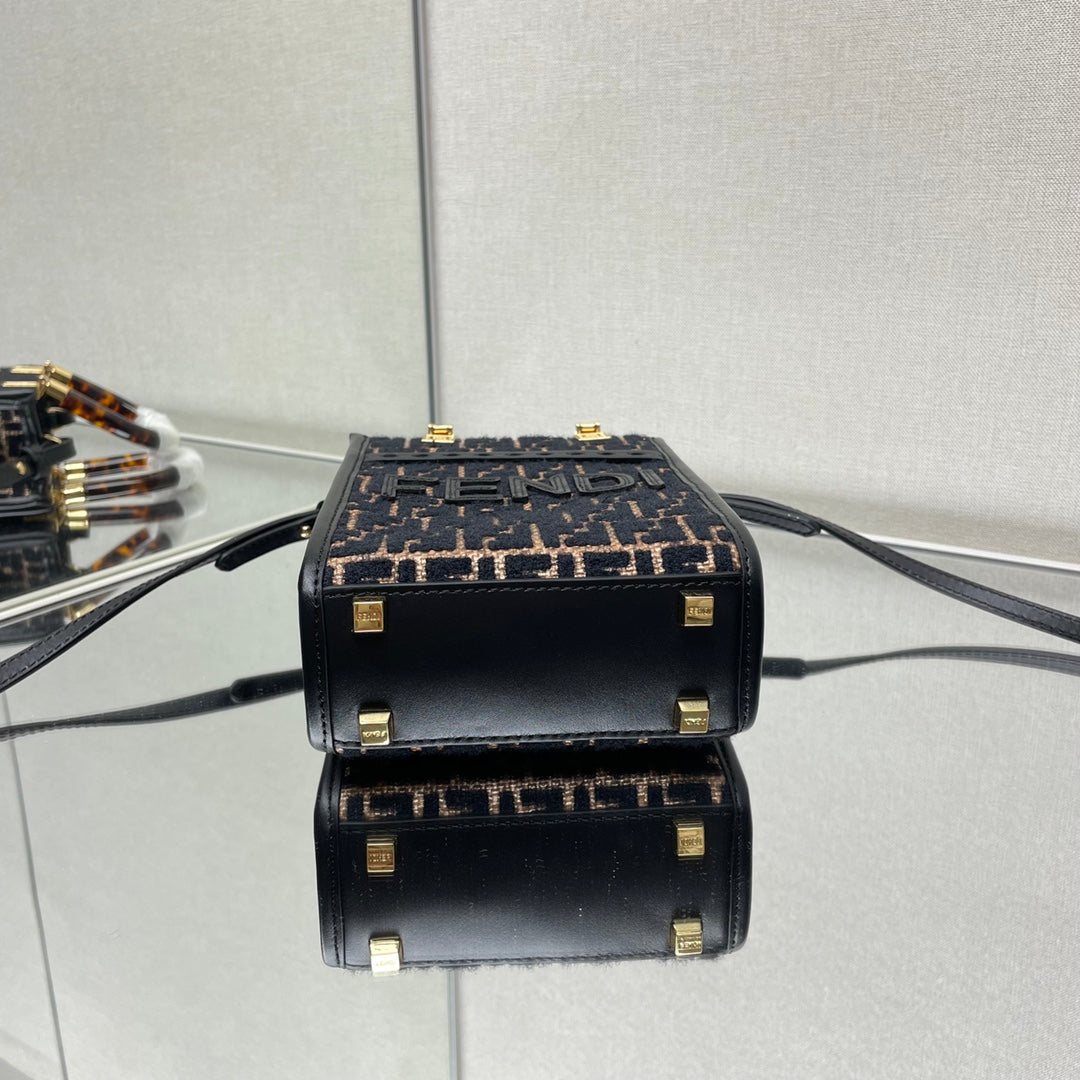 ミニサンシャイン 18 ブラウンラフィア＆ブラックウールカーフスキントリム