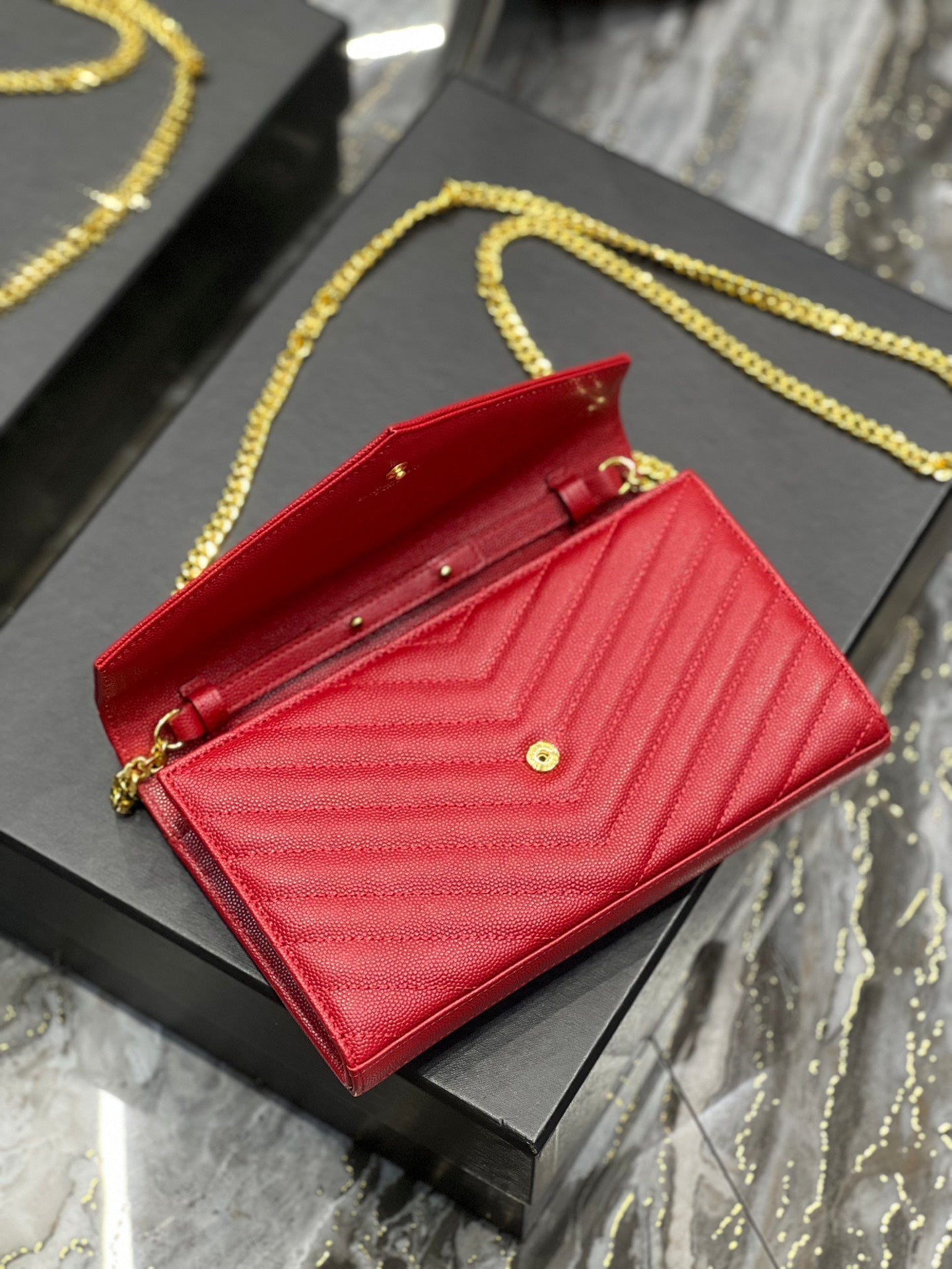 YL WOC 22 CHEVRON ROUGE CAVIAR QUINCAILLERIE OR