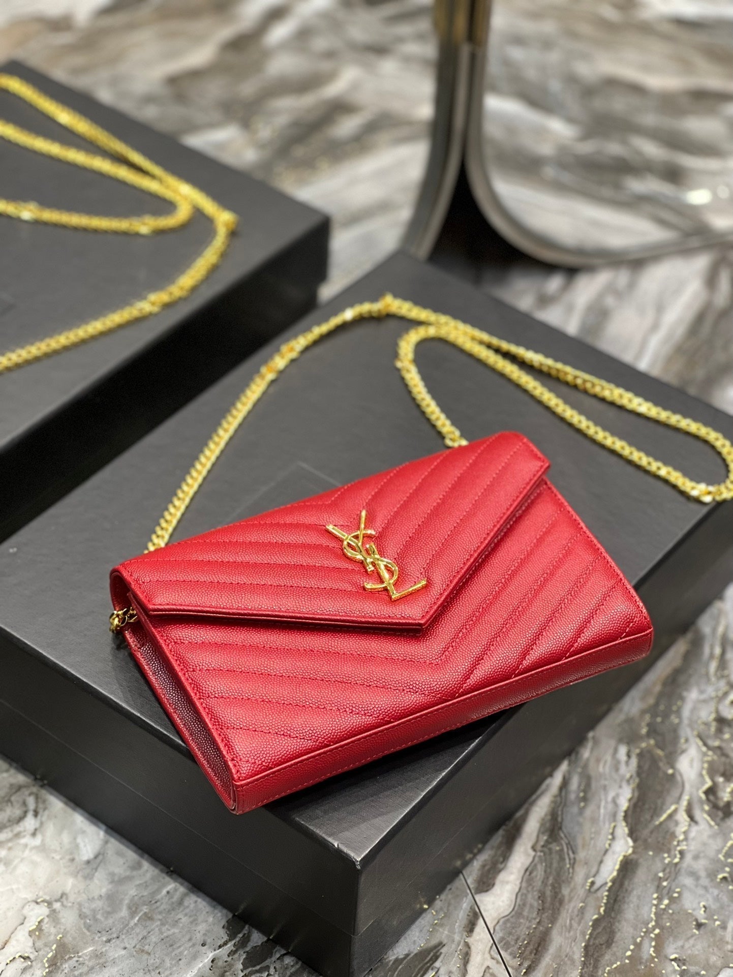 YL WOC 22 CHEVRON ROUGE CAVIAR QUINCAILLERIE OR