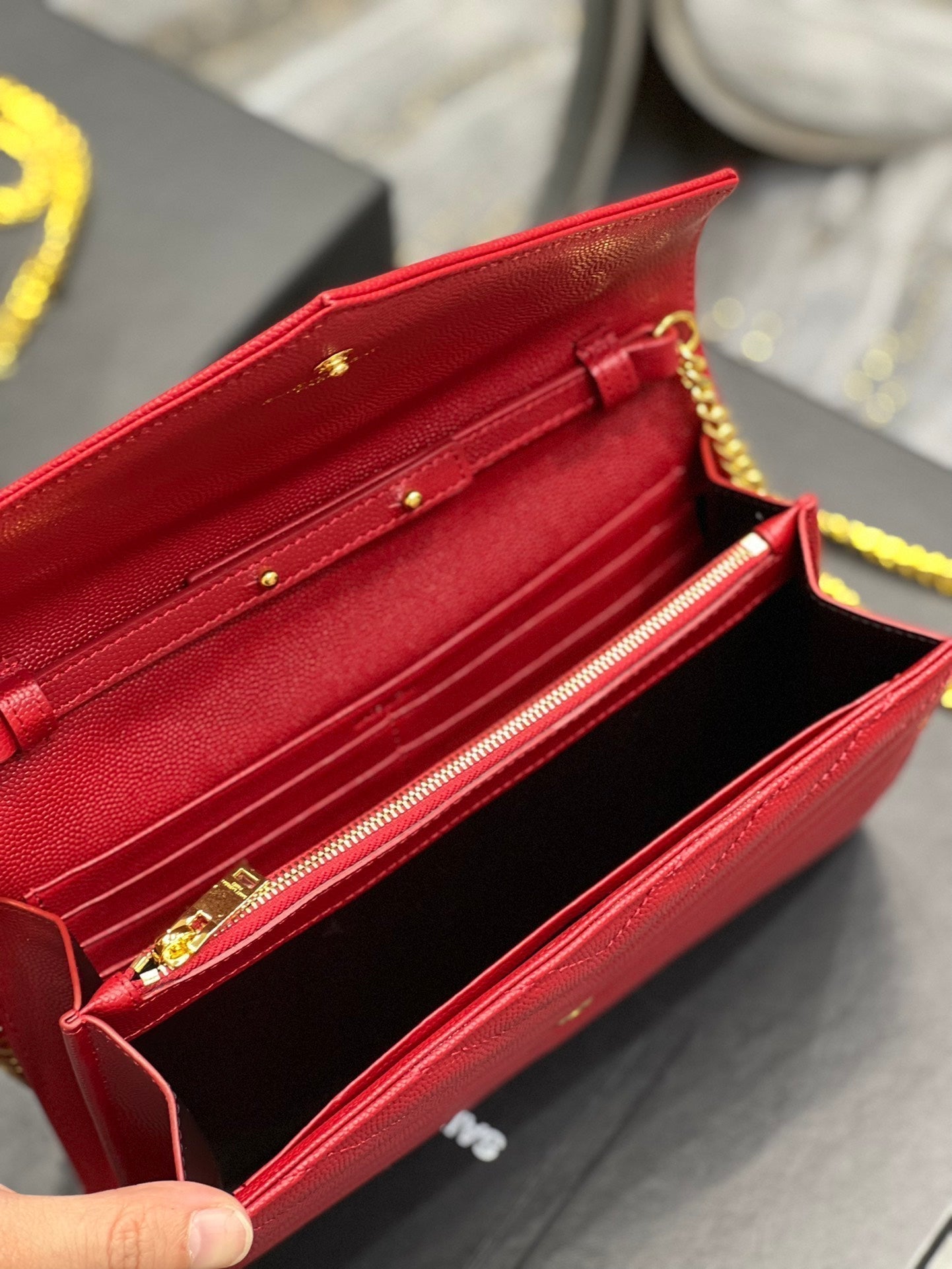 YL WOC 22 CHEVRON ROUGE CAVIAR QUINCAILLERIE OR