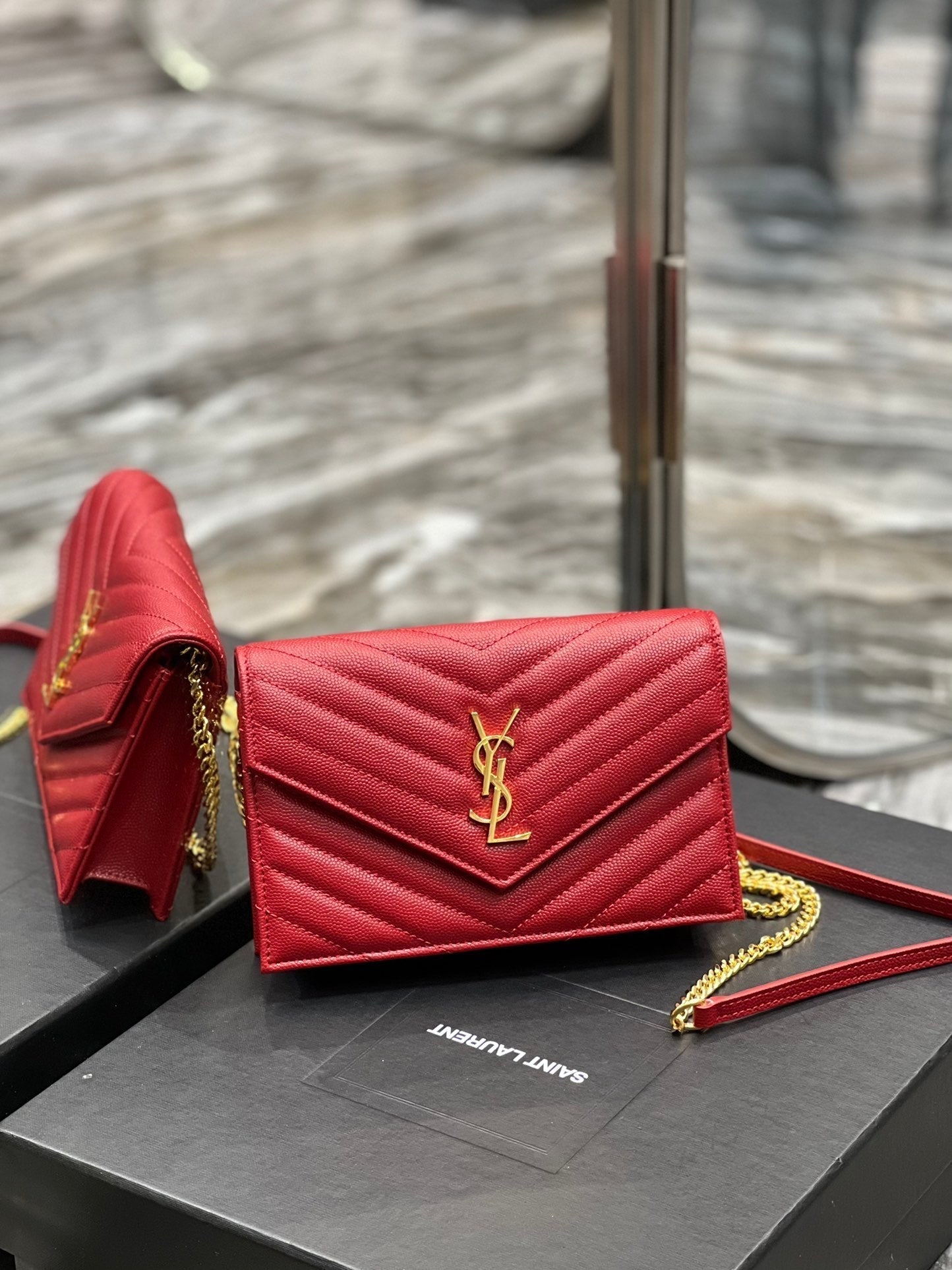 YL WOC 19 ROUGE CHEVERON CAVIAR QUINCAILLERIE OR