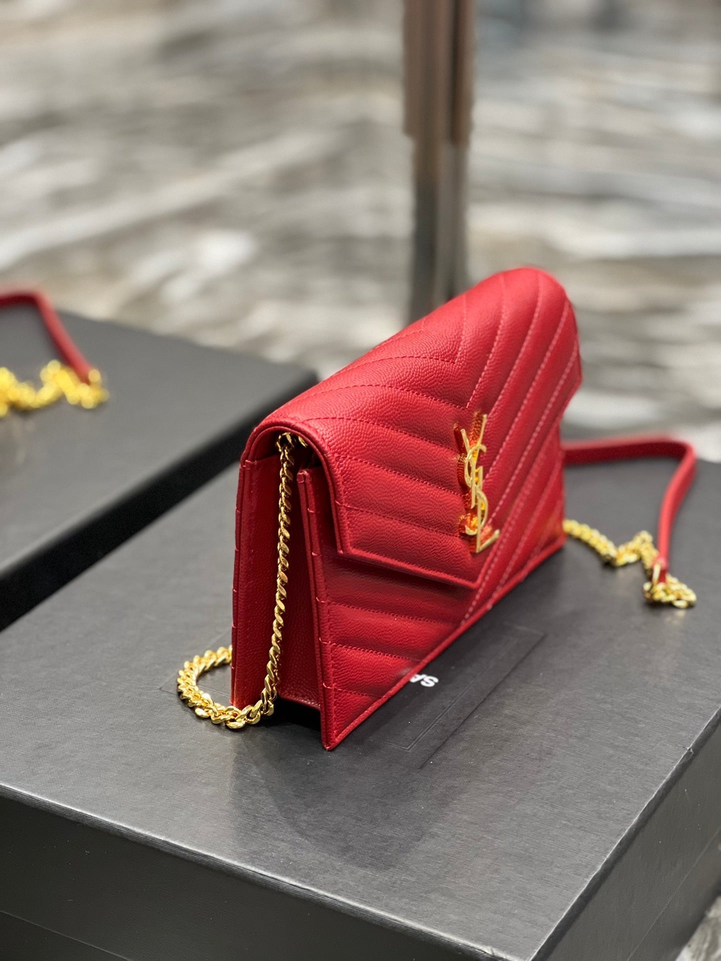 YL WOC 19 ROUGE CHEVERON CAVIAR QUINCAILLERIE OR