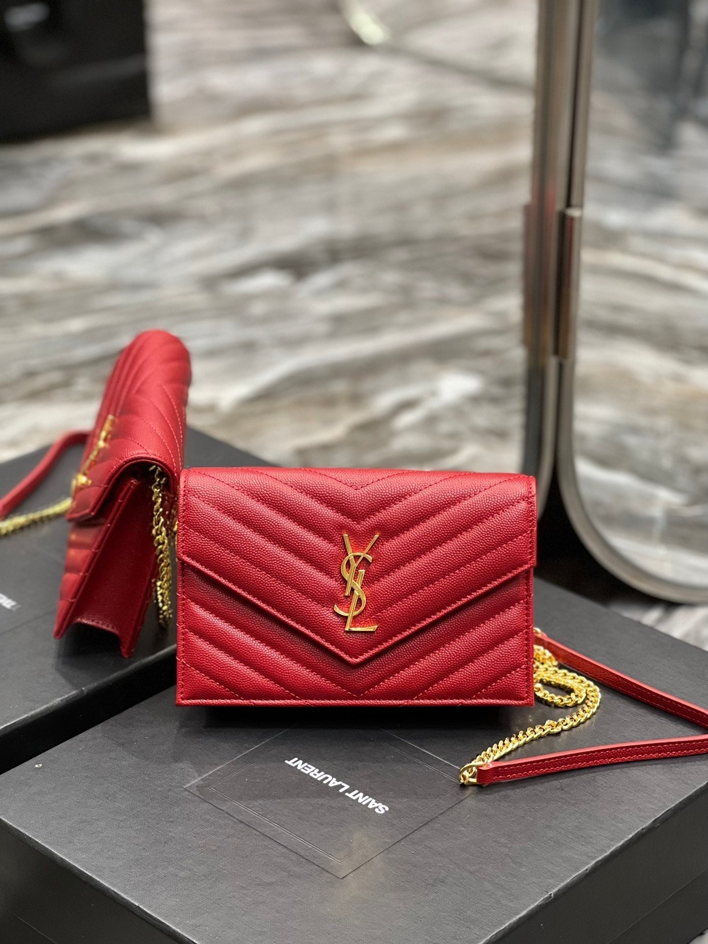 YL WOC 19 ROUGE CHEVERON CAVIAR QUINCAILLERIE OR