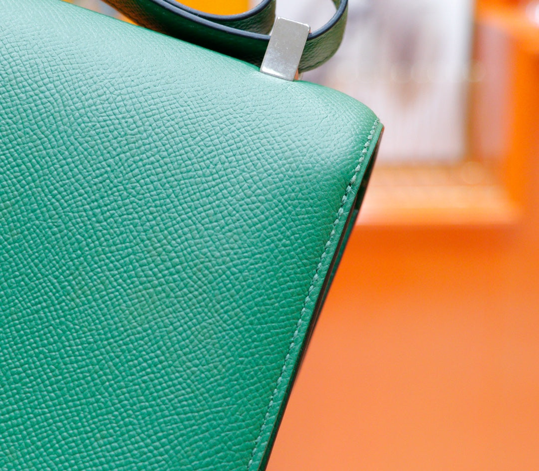 Constance 24 cuir Epsom vert foncé et quincaillerie argentée