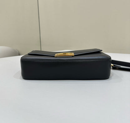 BAGUETTE 27 EN CUIR DE VEAU LISSE NOIR, QUINCAILLERIE DORÉ