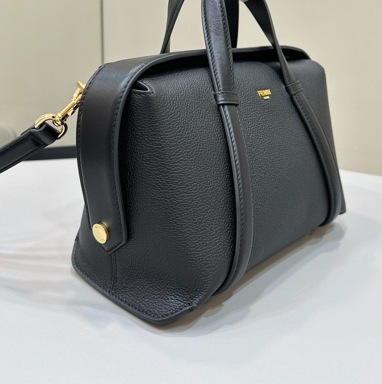 フェンディ 27 バッグ（ブラックカーフスキン、ゴールド金具）
