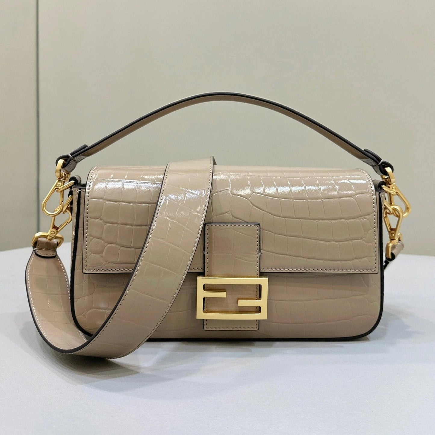 Sac Fendi Baguette 27 en cuir de veau beige sable avec finitions dorées