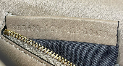 Sac Fendi Baguette 27 en cuir de veau beige sable avec finitions dorées