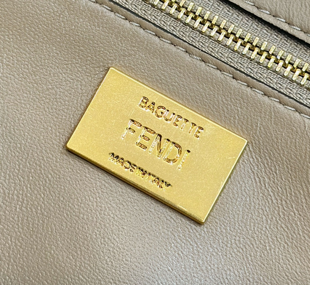Sac Fendi Baguette 27 en cuir de veau beige sable avec finitions dorées