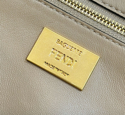 Sac Fendi Baguette 27 en cuir de veau beige sable avec finitions dorées