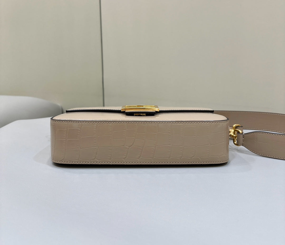 Sac Fendi Baguette 27 en cuir de veau beige sable avec finitions dorées