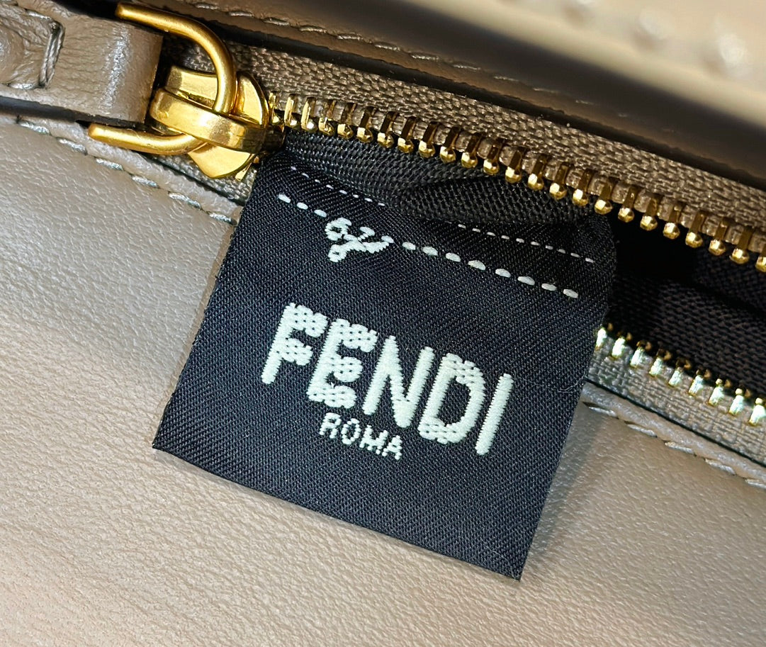 Sac Fendi Baguette 27 en cuir de veau beige sable avec finitions dorées