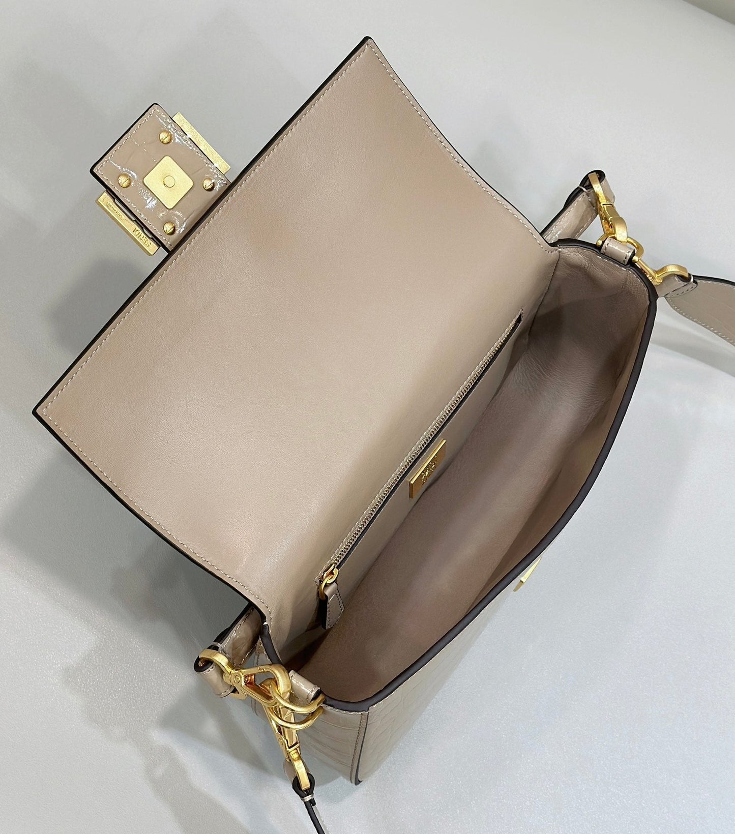 Sac Fendi Baguette 27 en cuir de veau beige sable avec finitions dorées