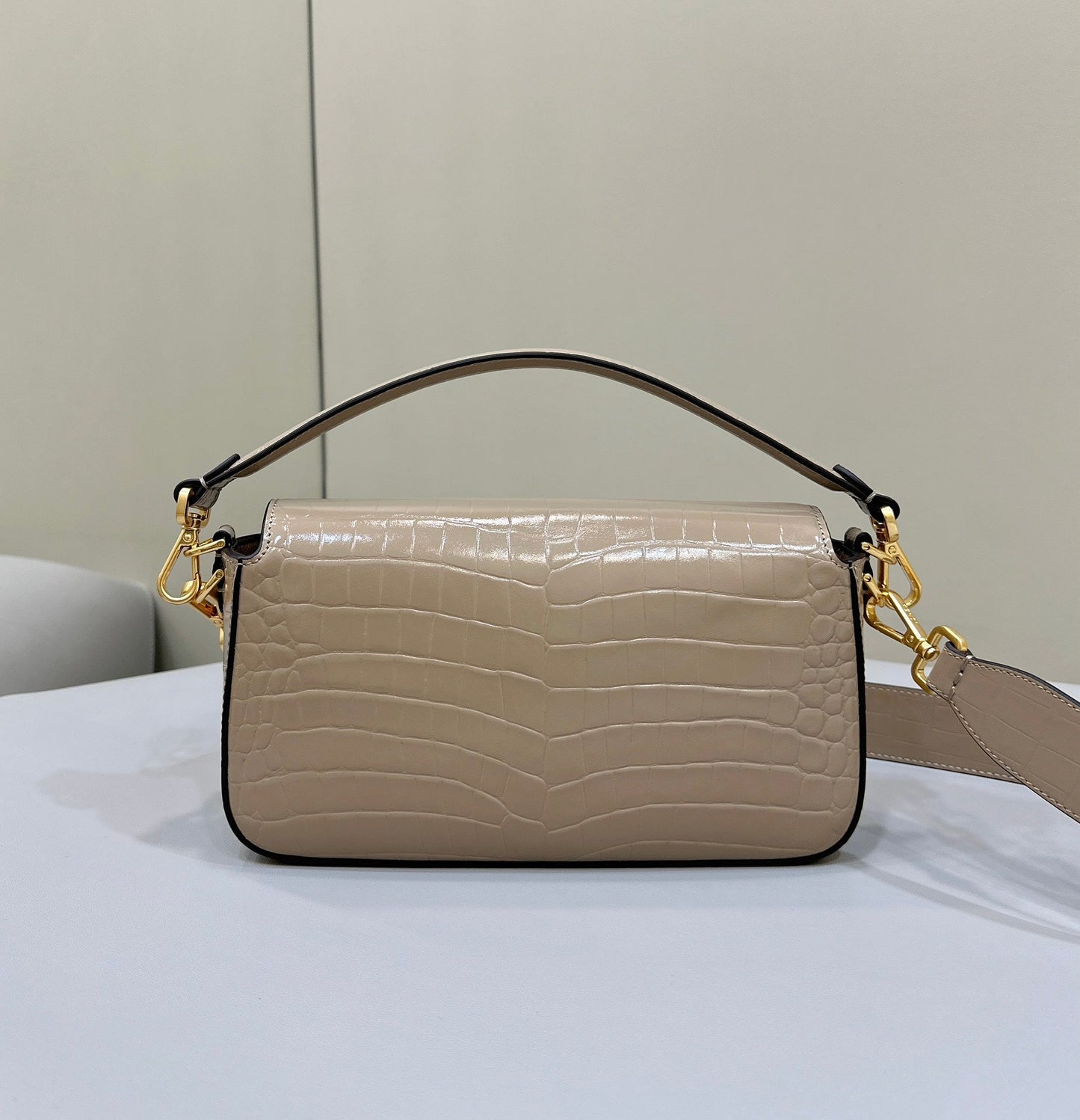 Sac Fendi Baguette 27 en cuir de veau beige sable avec finitions dorées