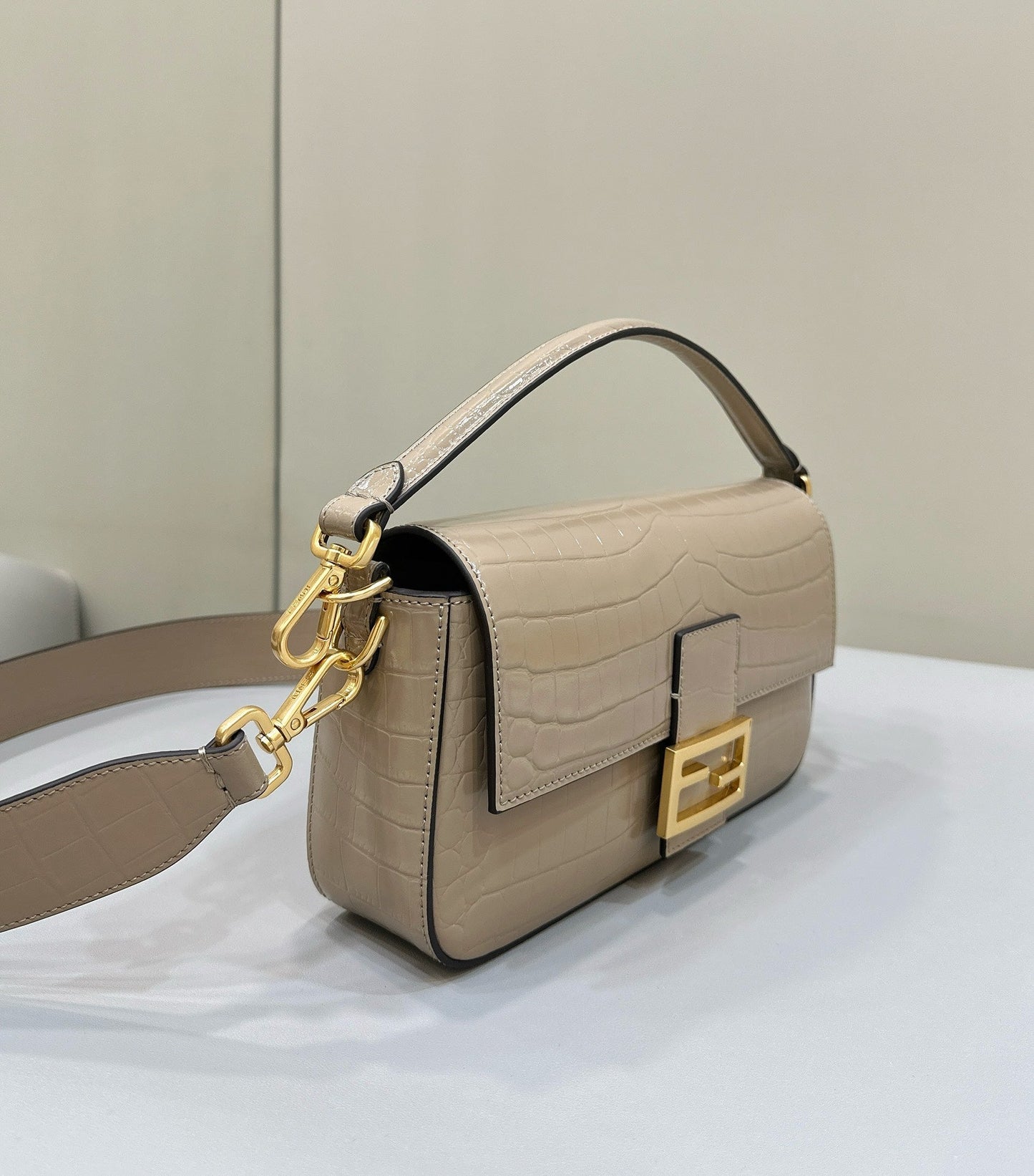 Sac Fendi Baguette 27 en cuir de veau beige sable avec finitions dorées