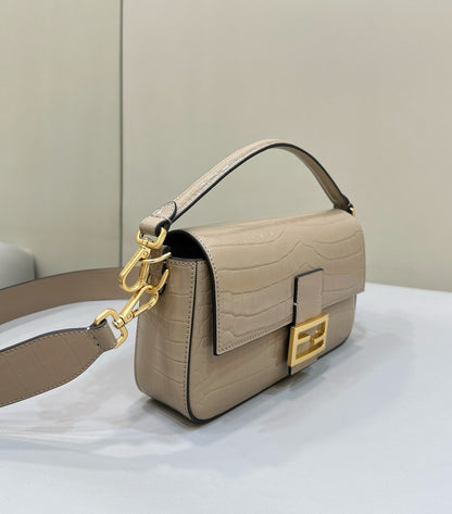 Sac Fendi Baguette 27 en cuir de veau beige sable avec finitions dorées