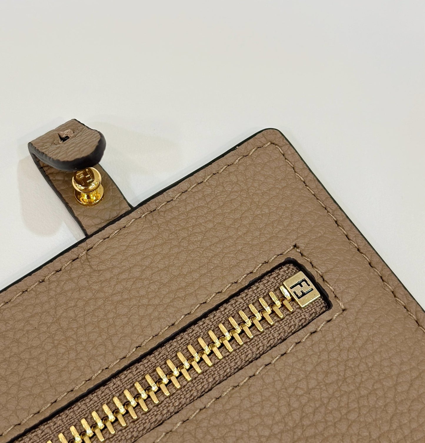 Sac cabas Fendi Roll 33 en toile blanche mélangée marron cacahuète