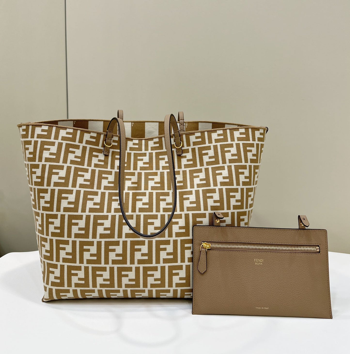 Sac cabas Fendi Roll 33 en toile blanche mélangée marron cacahuète