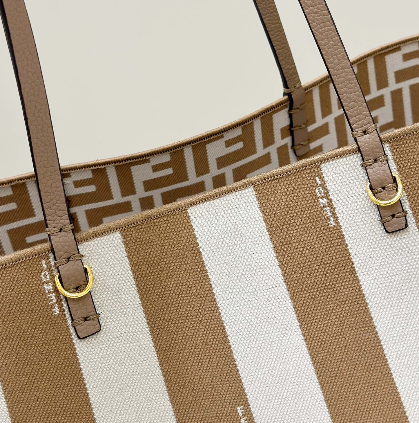 Sac cabas Fendi Roll 33 en toile blanche mélangée marron cacahuète