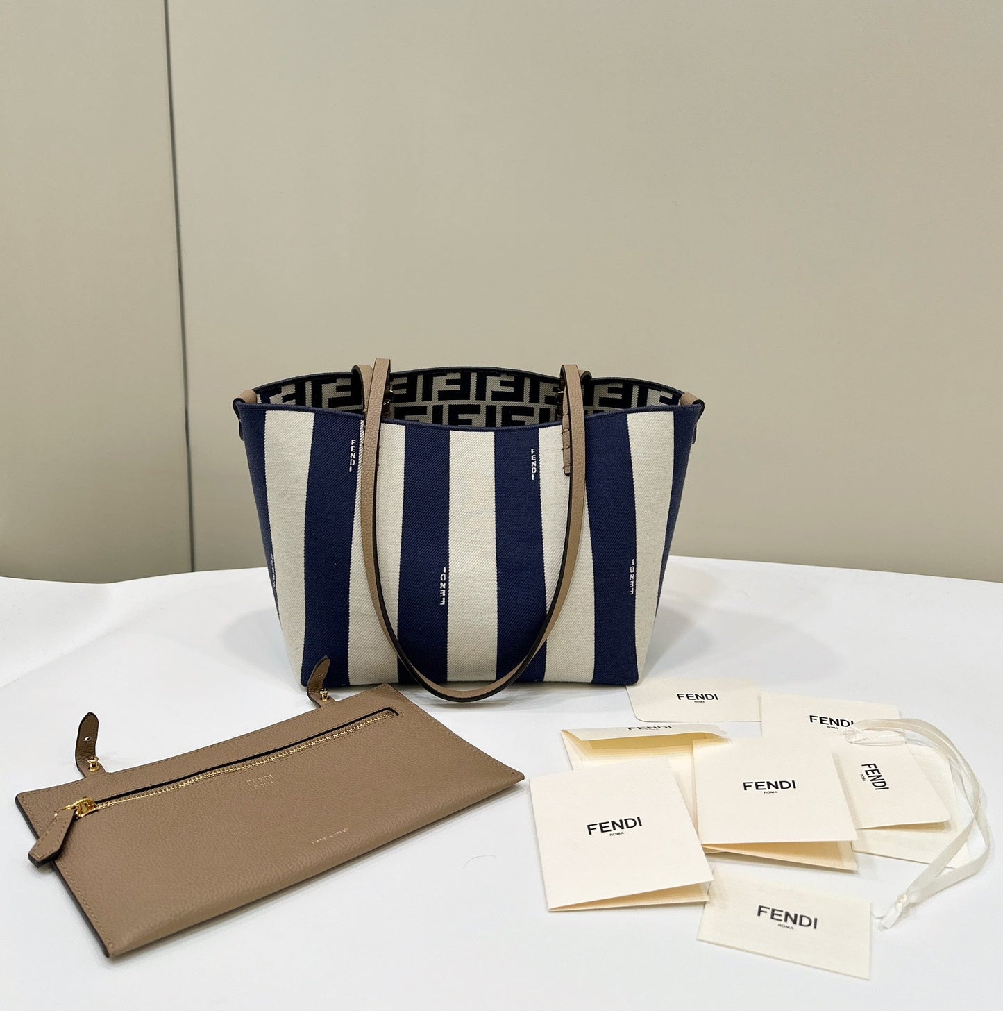 Sac cabas Fendi Roll 22 en toile bleu nuit et blanc mélangés